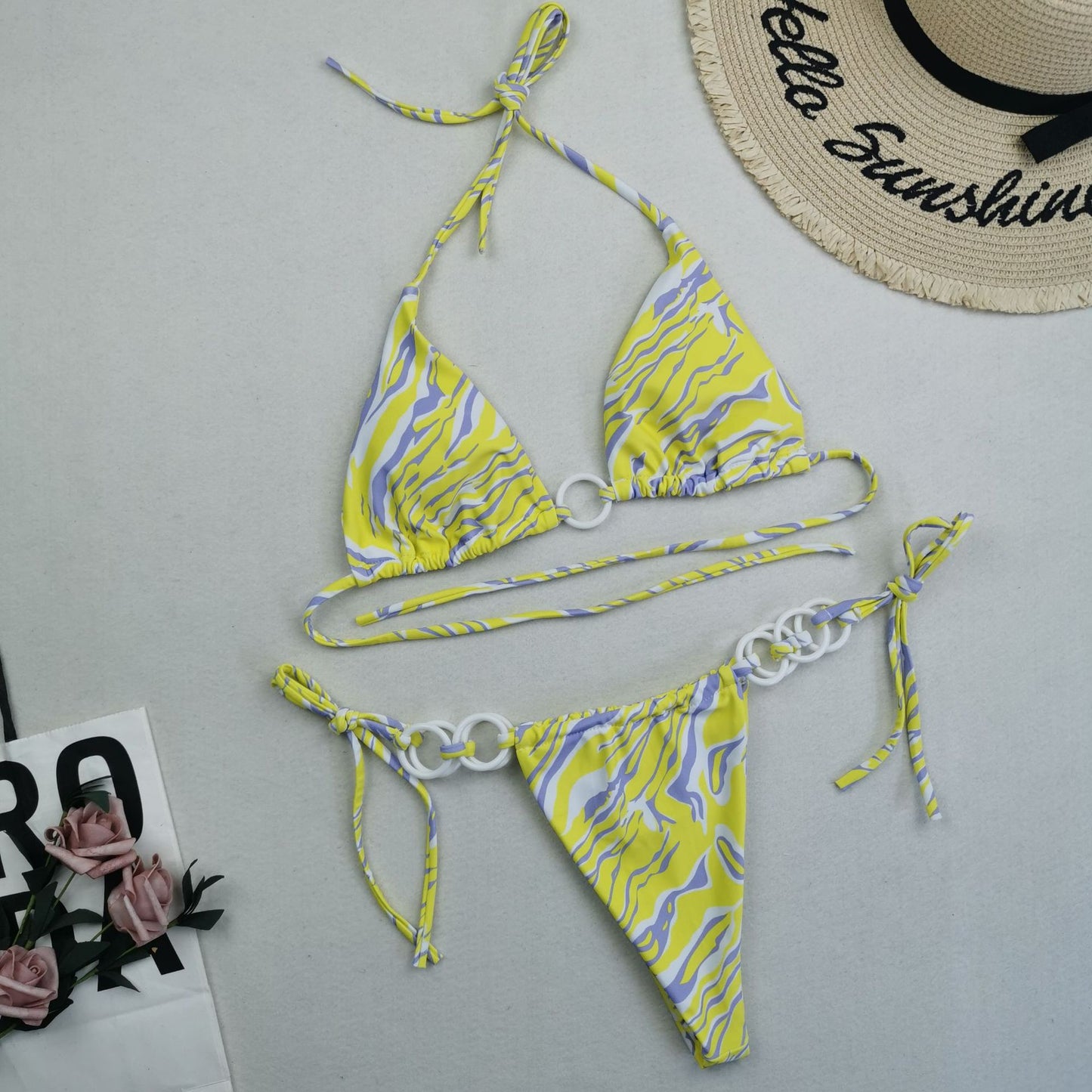 Göğüs ve bel halka aksesuarlı üçgen ikili bikini takımı