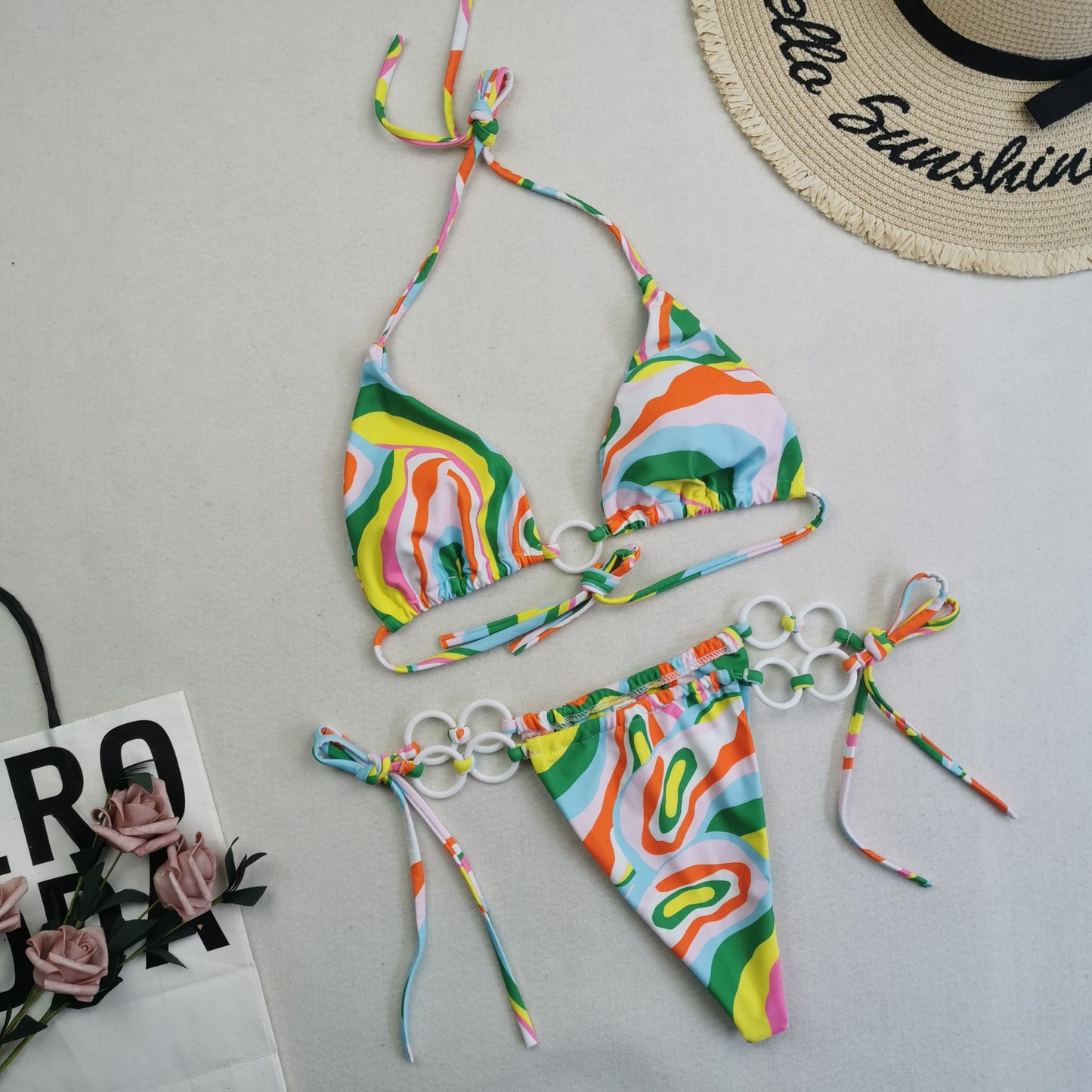 Göğüs ve bel halka aksesuarlı üçgen ikili bikini takımı